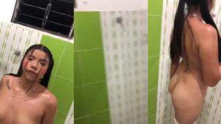 morrita venezolana grabandose desnuda en el baño de su casa