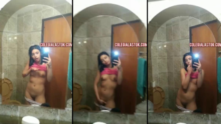 jovencita se baja los calzones y se graba en su baño