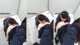 joven estudiante le chupa el culo a una morrita colegiala en el baño de la escuela