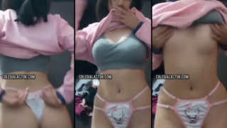 morrita sabrosa se pone una tanga de su hermana mayor y mira que rica se ve