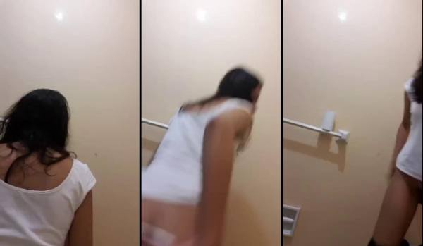 jovencita adolescente es grabada en los baños de la escuela sin que se de cuenta