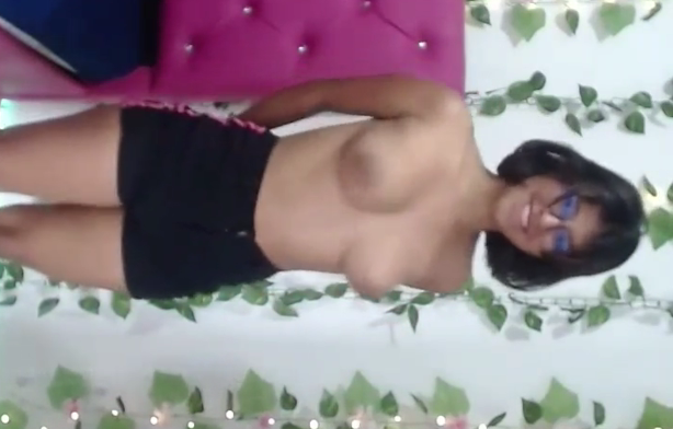 jovencita timida les enseña las tetas a sus compañeros del colegio