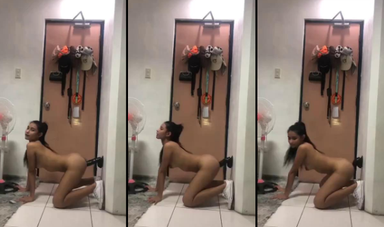 Es increible ver que a una jovencita de su edad le quepa tremendo dildo