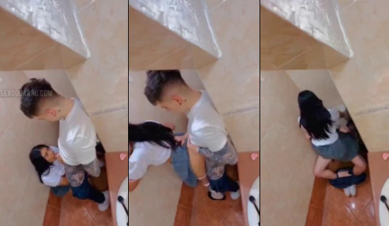 graban a una parejita de novios estudiantes cogiendo en el baño del colegio