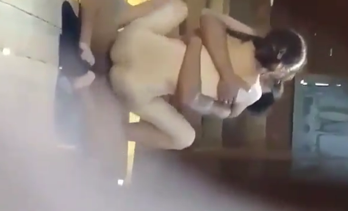 graban a dos jovencitos cogiendo a escondidas de sus padres