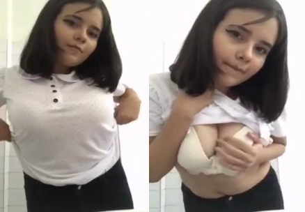 jovencita colegiala les enseñas las tetas a sus compañeros