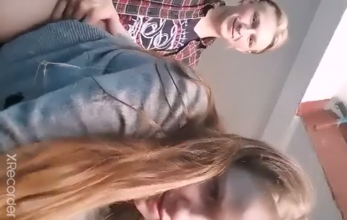 la morrita acepta que el novio la grabe mientras que la coge en cuatro