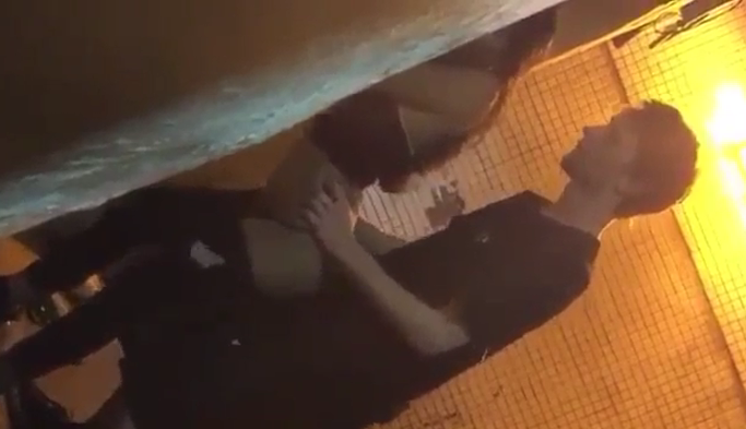 su amigo los graba cogiendo sin que se den cuenta