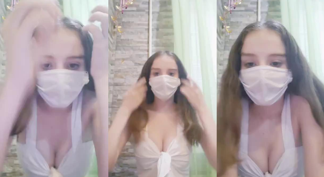 la morrita le dice a sus amigos que no puede enseñar la cara por que sus padres la pueden reconocer