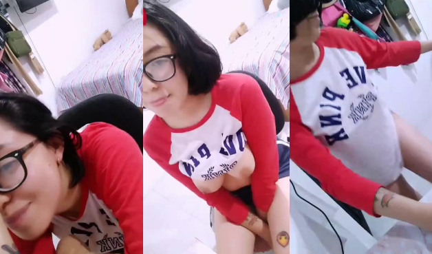 jovencita calenturienta soprende a sus compañeros y se saca las tetas