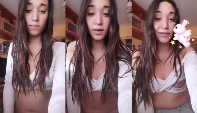 se le sale una teta a la jovencita en plena videollamada