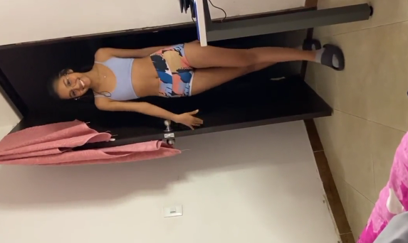 convence a su sobrina para que se la chupe mientras que sus padres salieron