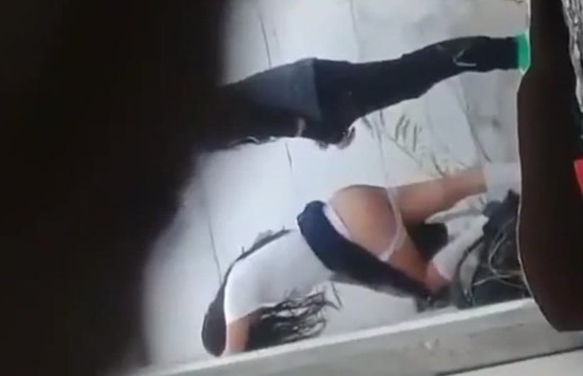 no se le para al novio pendejo y la morrita colegiala se enoja xD