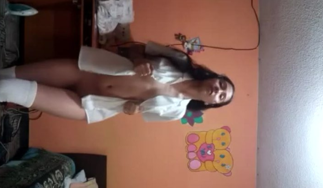 colegiala mexicana se graba quitandose el uniforme