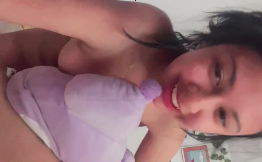 aunque no lo crean estoy completamente desnuda, les dice la morrita mexicana sus compañeros