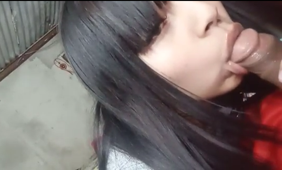 la jovencita se graba chupandosela al novio
