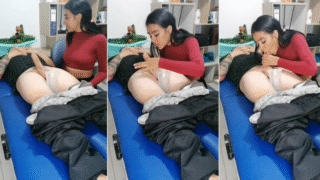 mexicana cachonda se la chupa a uno de sus amigos en su consultorio