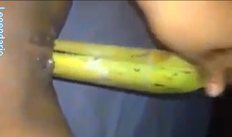 increible jovencita ninfomana metiendose un platano con crema en la vagina