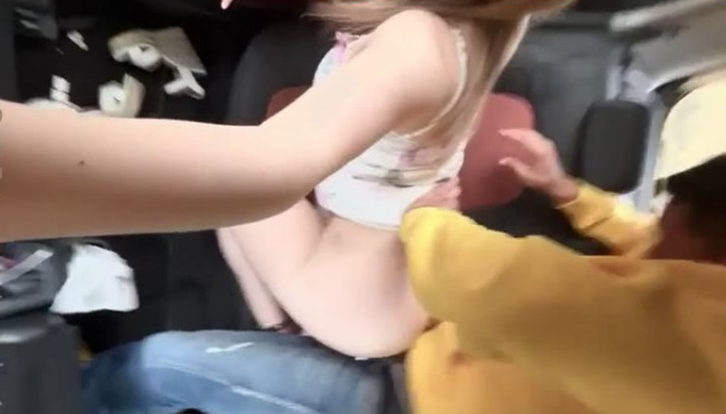 que increible culo tiene esta colombiana putaca que se deja coger en el carro