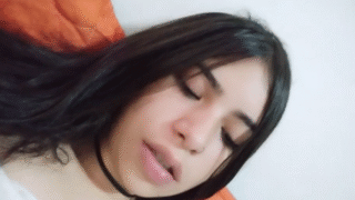 la morrita colegiala se abre los labios vaginales y enseña su mojada vagina