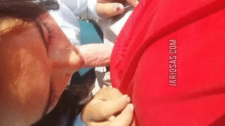 graban a la colegiala chupandosela a su compañero atras de los salones