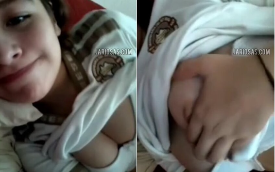 quieren que les enseñe las tetas? les pregunta la colegiala a sus compañeros