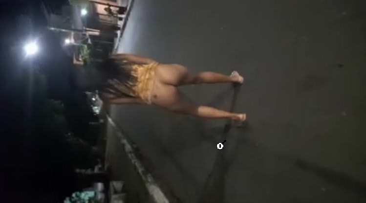 amiga borracha se quita los calzones en medio de la calle y todos la miran