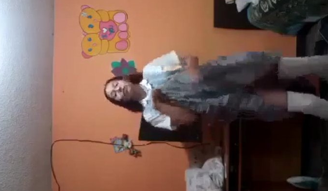 colegiala calenturienta llegando del colegio se graba quitandose la ropa
