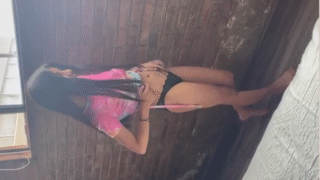 le dice a su sobrina que se deje grabar desnuda y ella acepta