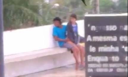 parejita de novios adolescentes son grabados cogiendo en medio del parque