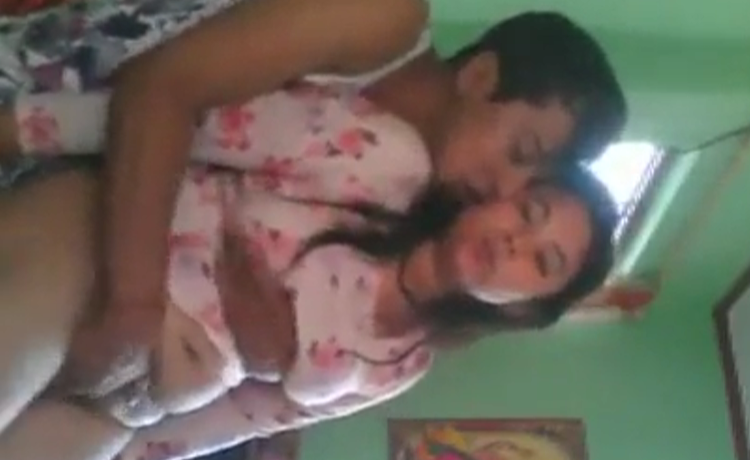 jovencita gordibuena se deja coger por hombre maduro que la graba