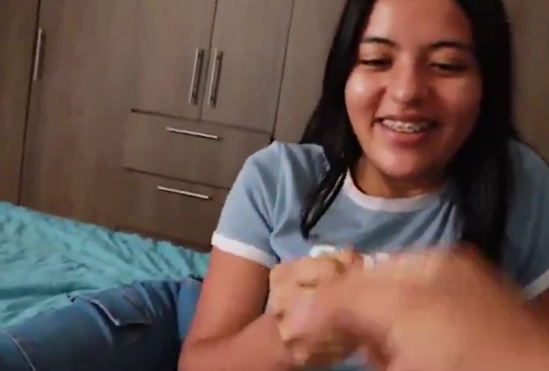 jugando piedra,pepal o tijeras de prenda con morrita y termina hasta cogiendo