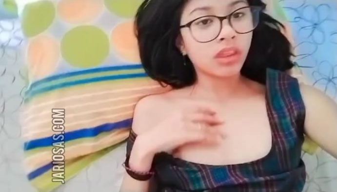 la morrita se graba la panochita y miren ese color rosa de sus labios vaginales