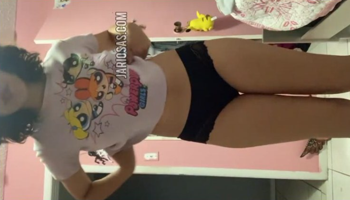 la morrita colegiala se comienza a quitar la ropa hasta quedar desnuda