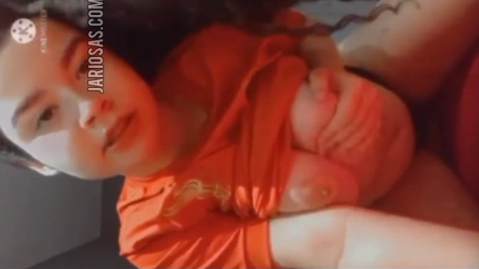 la jovencita tetona se hace el calzon de lado y se mete los dedos en su rica vagina