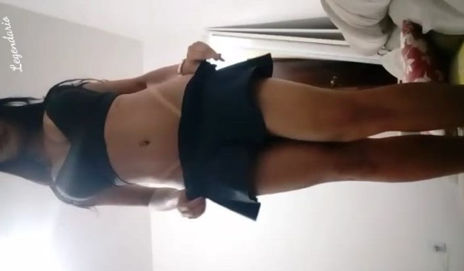 jovencita sabrosa haciendo un baile cachonda hasta quedar completamente desnuda