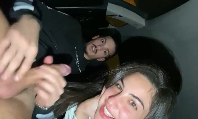 hermosa jovencita nadie imagino que traia tremenda tanga puesta a la hora de coger en el carro