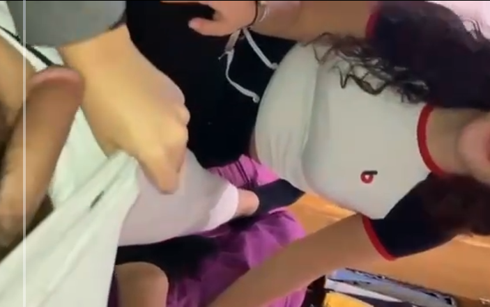 la morrita se la chupa a su amigo pero no quiere que la graben pero al final acepta