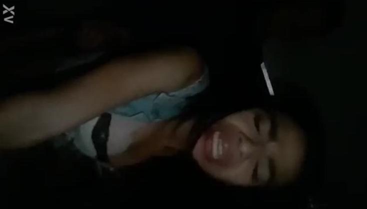 le hace el calzon de lado y se la coge pero ella dice que le esta doliendo mucho