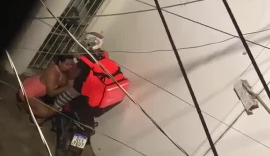 graban a la vecina chupandosela al repartidor de didi para pagar el pedido