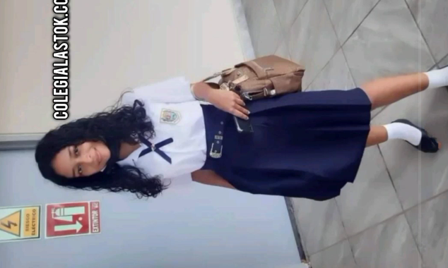 la colegiala se la chupa a uno de sus compañeros y la graban