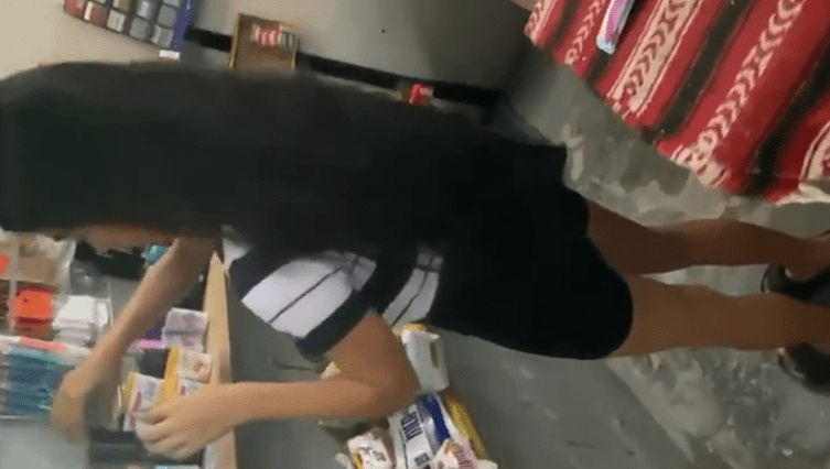 mi sobrina me ayuda en la tienda y le pago extra por coger con ella