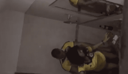 los graban cogiendo en el baño y ni cuenta se dan