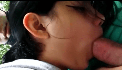 Colegiala chupando en el bosque y grabada por su novio