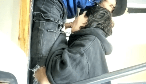 Jovencita descontrolada quiere darle sexo oral a su novio en la escuela