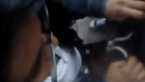 Colegiala chupa detrás salones compañero