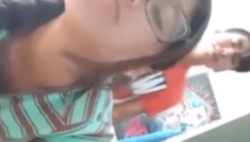 La morrita se acomoda en cuatro patas para ser grabada cogiendo