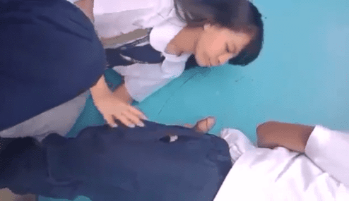 Le costaba mamarla, ¡ahora no la suelta!