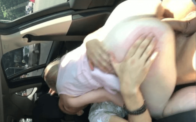 Culeando a una chava en el carro en pleno tráfico