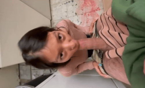 Le dije a mi prima que me hiciera un oral en el cuarto de lavado